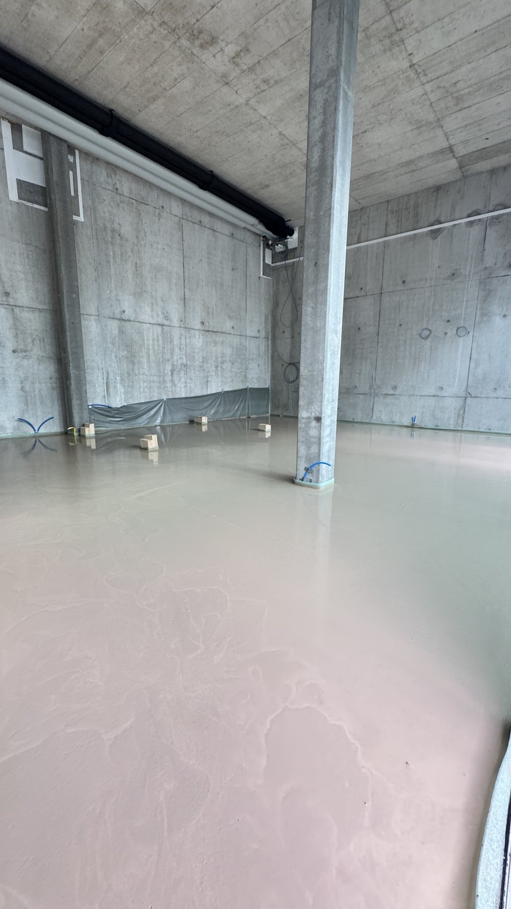 Chape liquide auto-nivelante &mdash; Coulage en cours