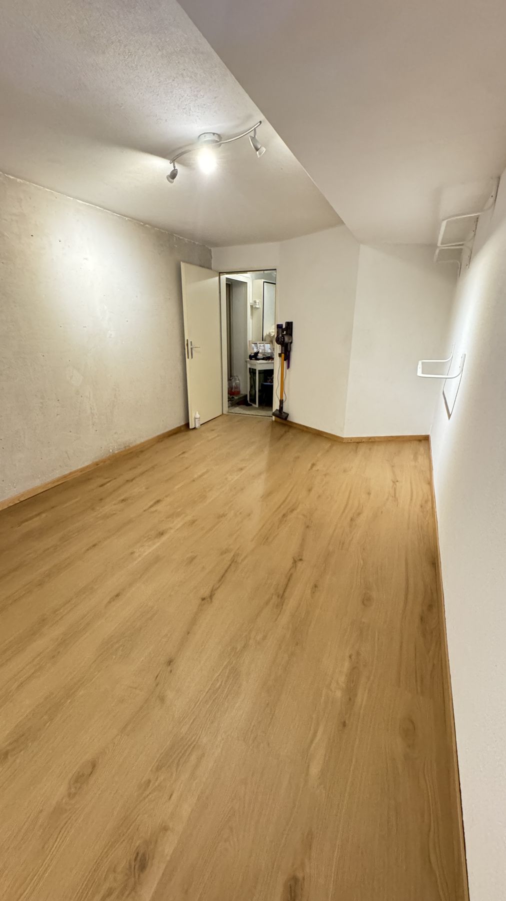 Pièce avec parquet chêne posé à Reconvilier - après