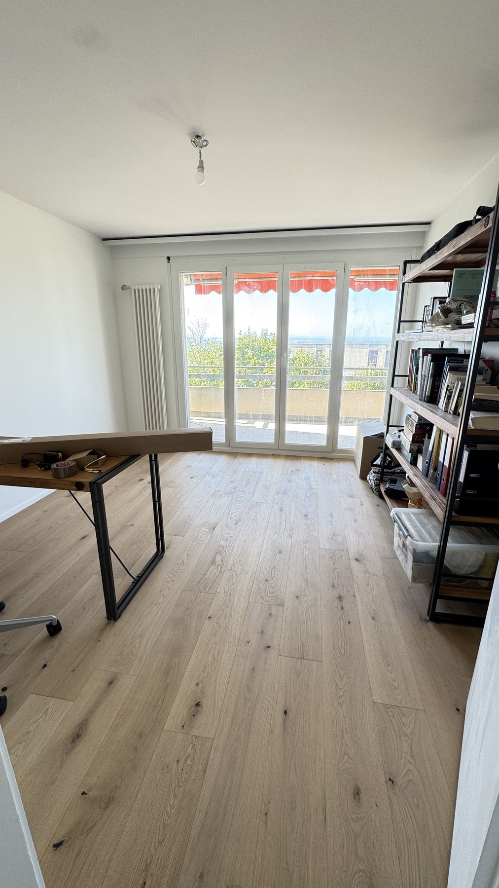 Pièce à vivre avec parquet chêne clair posé à Neuchâtel - après