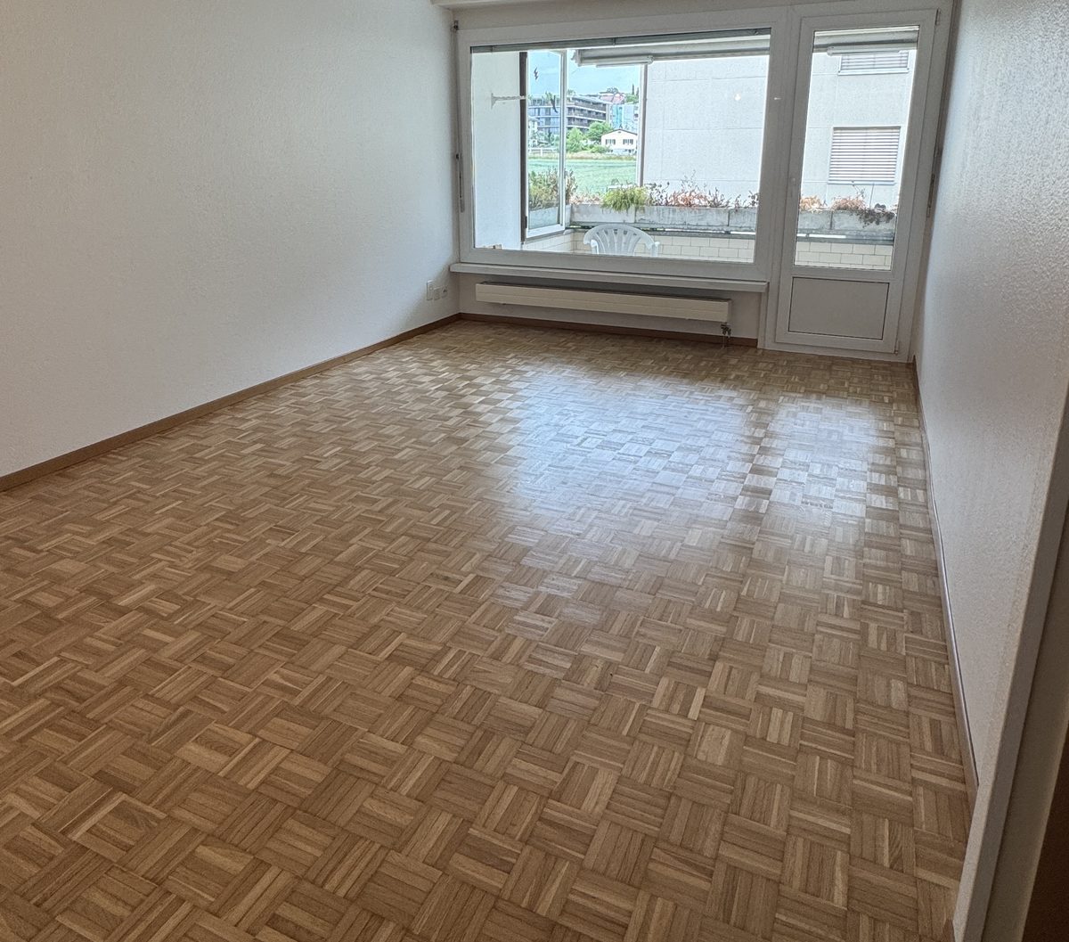 Parquet mosaïque poncé et vitrifié - après restauration